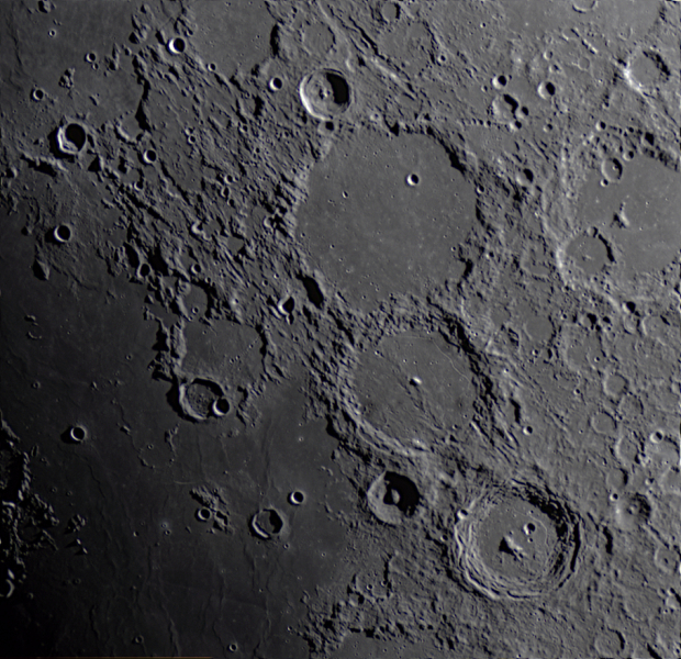 Der Mond mit dem Kratertrio Ptolemäus, Alphonsus und Arzachel am 25.04.2026