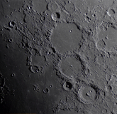 Der Mond mit dem Kratertrio Ptolemäus, Alphonsus und Arzachel am 25.04.2026